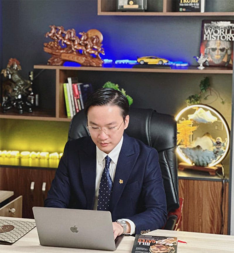 Hình ảnh Ceo Tomy Nguyễn Bảo đang ngồi tại phòng làm việc Xoilac TV Group