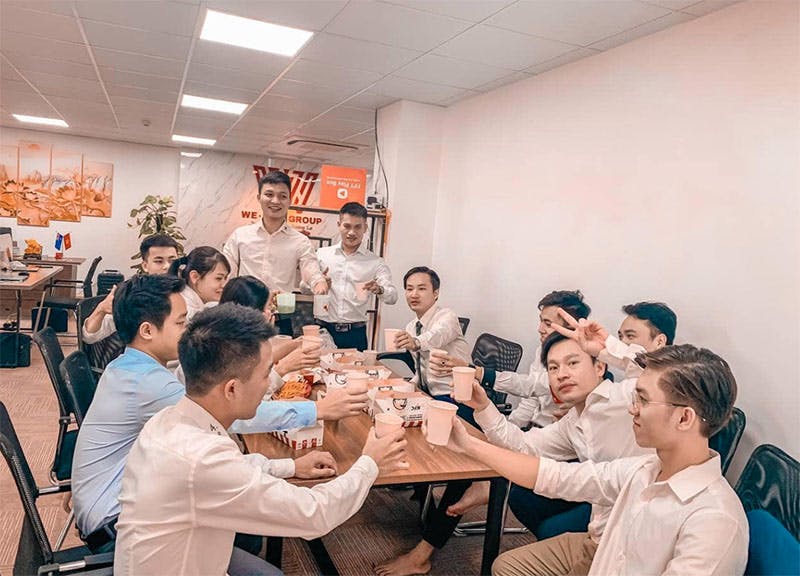 Ceo Tomy Nguyễn Bảo và nhân viên Xoilac TV Group trong buổi team building