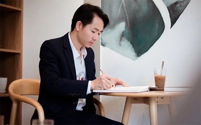 Hỉnh ảnh Chuyên gia soi kèo Vương Lâm đang ngồi tại bàn lam việc Xoilac TV Group lên kịch bản Euro 2024